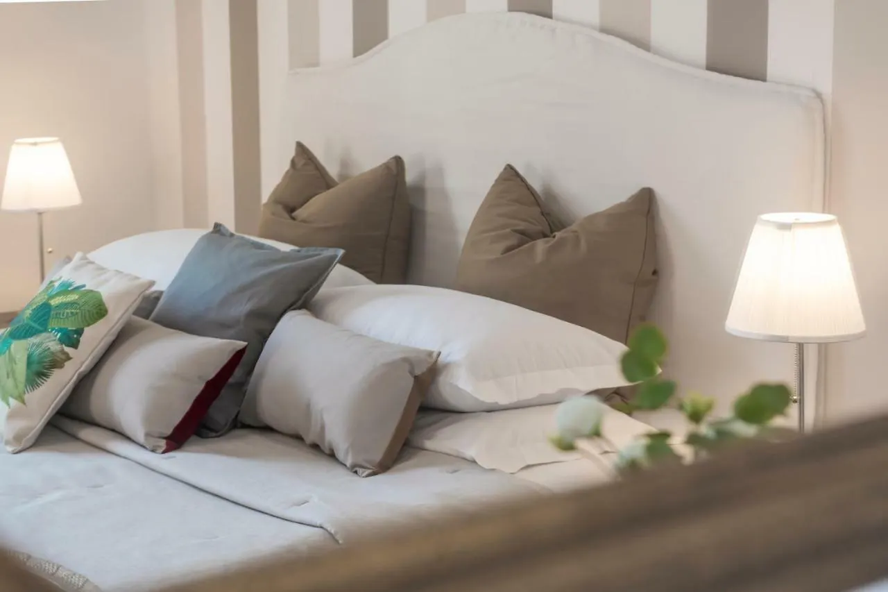 New! Spanish Step Design Apartment Rom